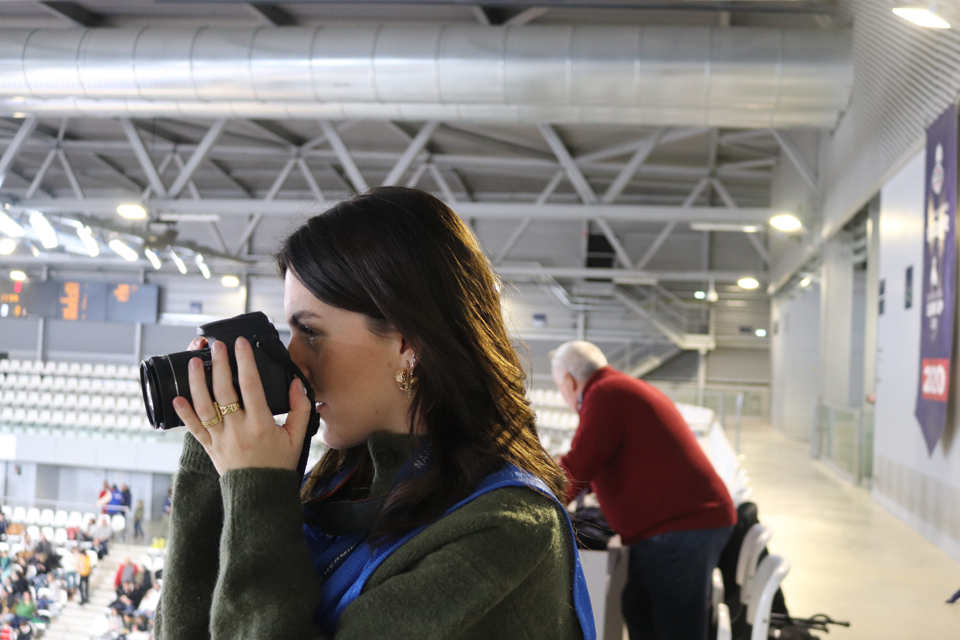Charlotte Legrand photographiant un match en tribune, communication sportive à Nantes